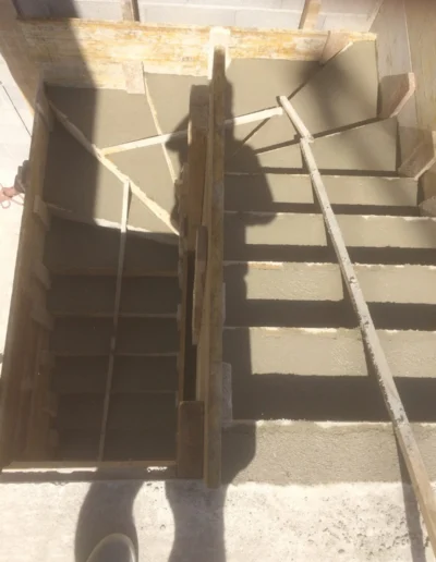 Structure d’escalier en cours de construction