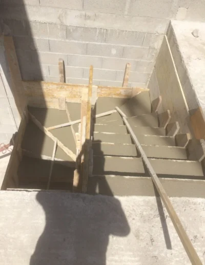 Escalier sur chantier de maçonnerie