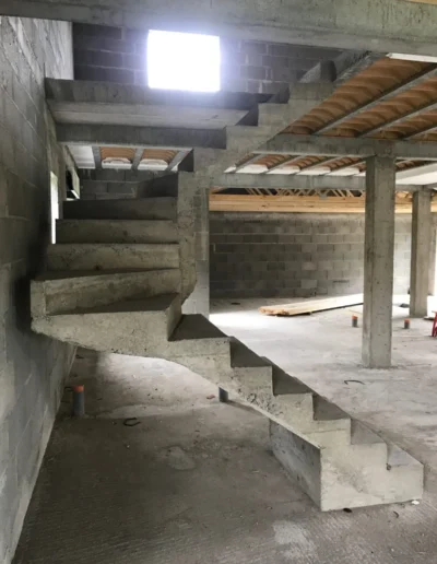 Escalier maçonné en cours de réalisation
